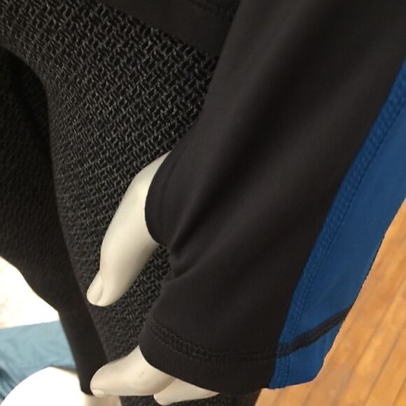 Reebok Performance thumb hole pull over! - Picture 5 of 7